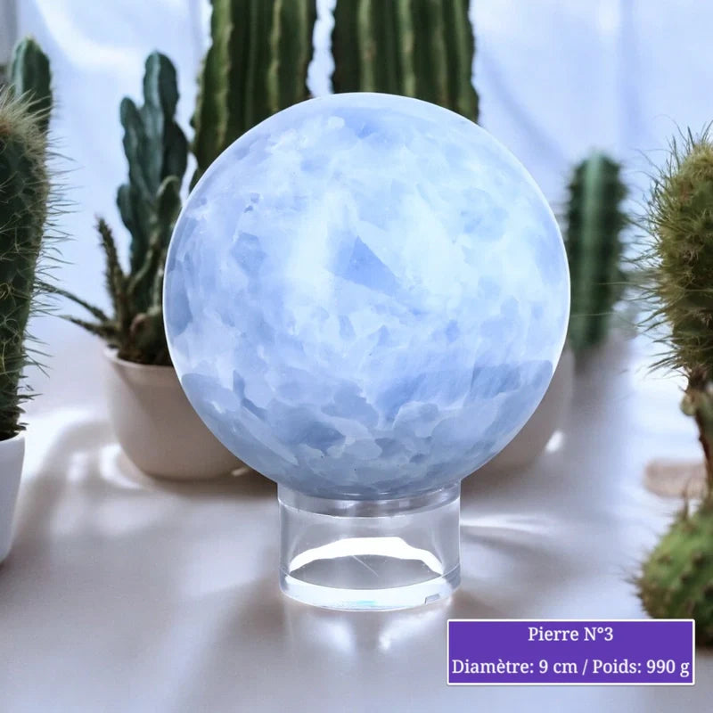 Gros plan sur la boule de Calcite Bleue, pierre naturelle de Madagascar