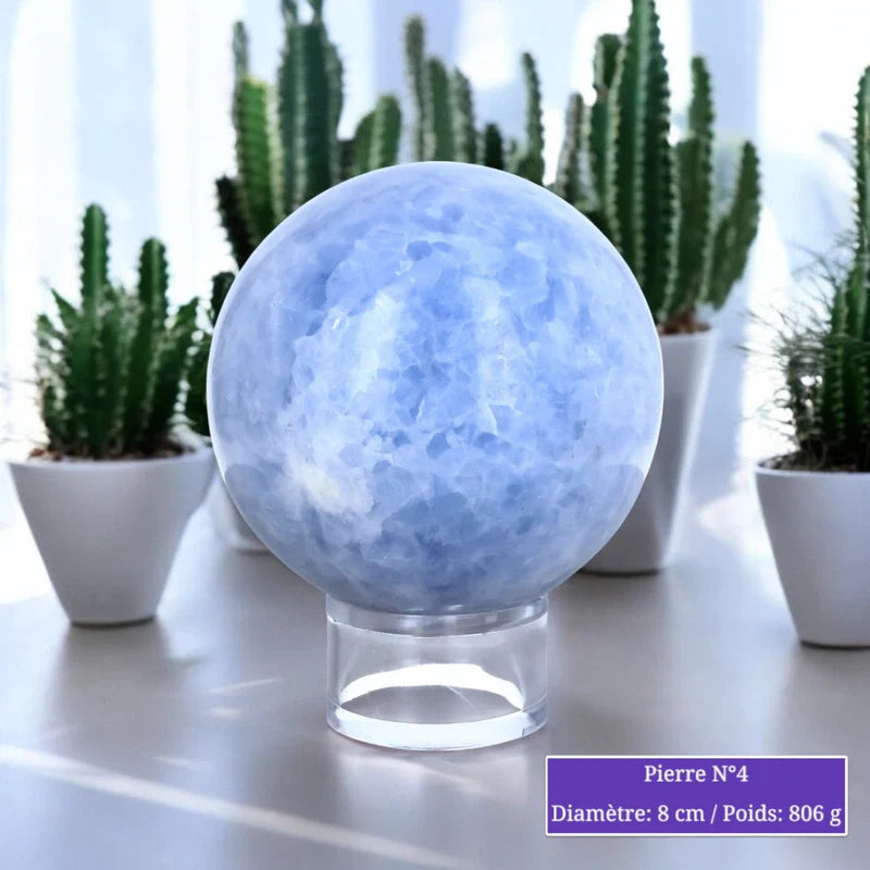 Vue de la sphère de Calcite Bleue, pierre naturelle polie pour le bien-être