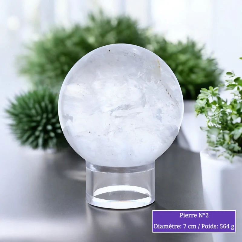 Détail de la sphère de Cristal de Roche, pierre naturelle limpide polie