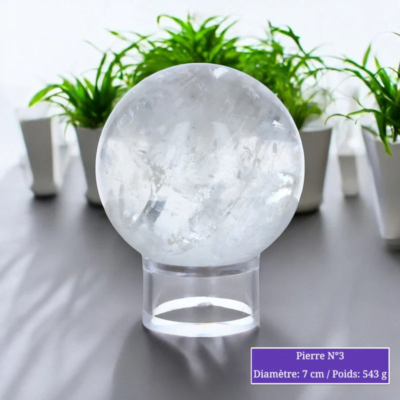 Gros plan sur la boule de Cristal de Roche, pierre naturelle transparente