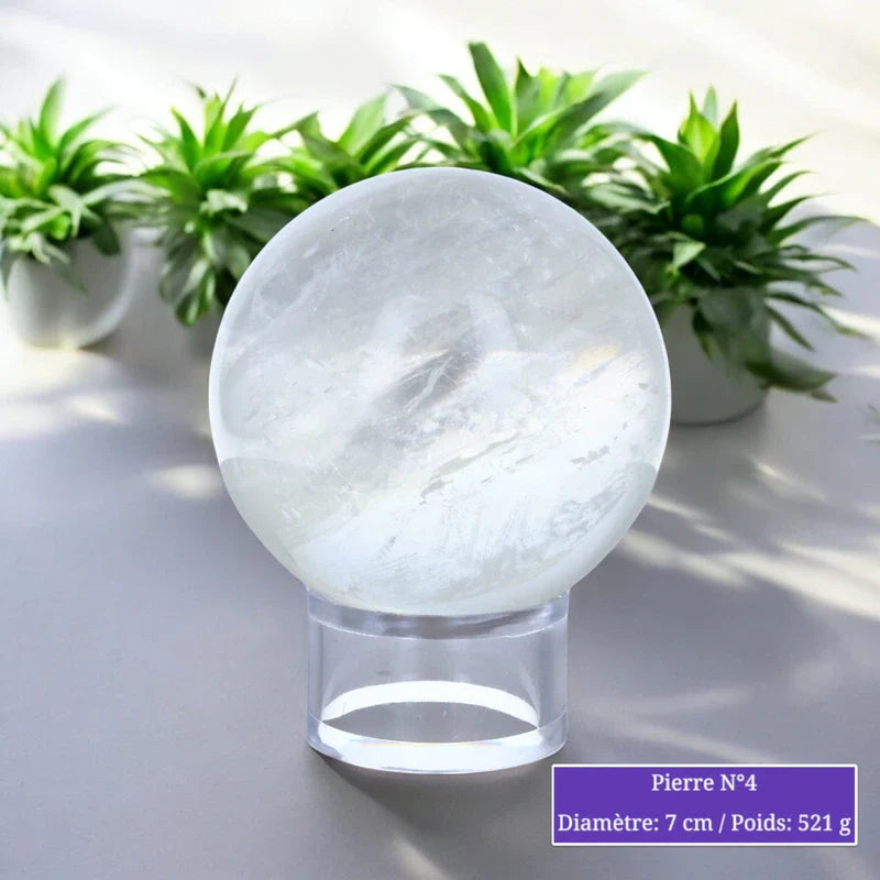 Vue de la sphère de Cristal de Roche, pierre naturelle polie pour le bien-être