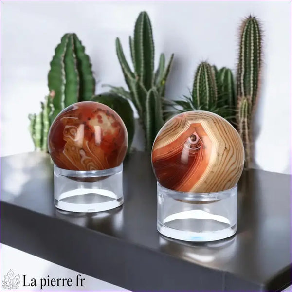 Sphère en Cornaline Zonée polie à la main, pierre naturelle aux teintes orangées uniques.