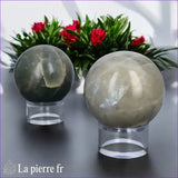 Sphère en Garniérite utilisée dans un espace zen pour favoriser la prospérité et la concentration.