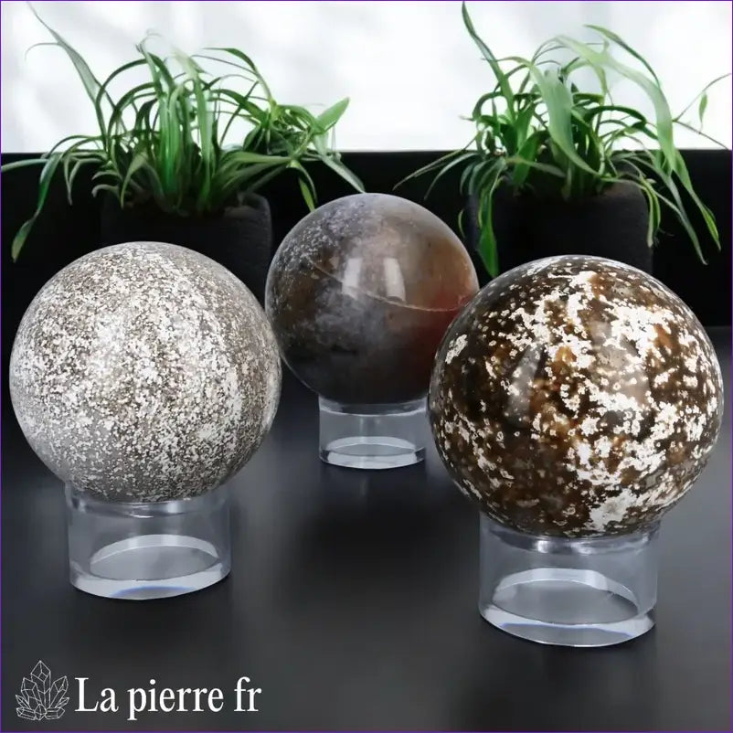 Sphère en Jaspe Orbiculaire utilisée pour apporter sérénité et harmonie à un espace intérieur.