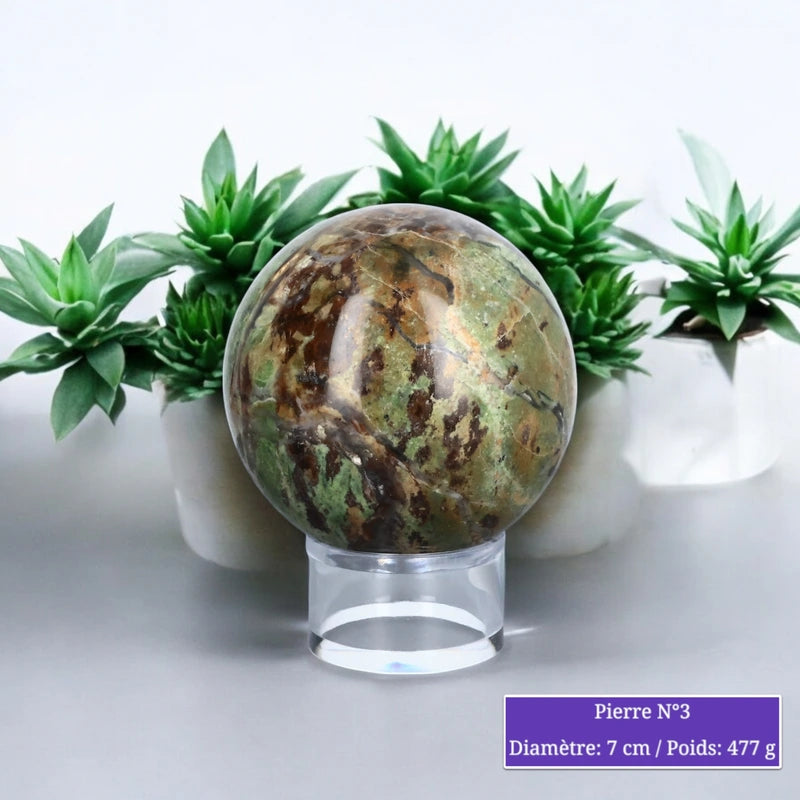 Gros plan sur la boule de Chrysoprase, pierre naturelle vert pomme pour décoration