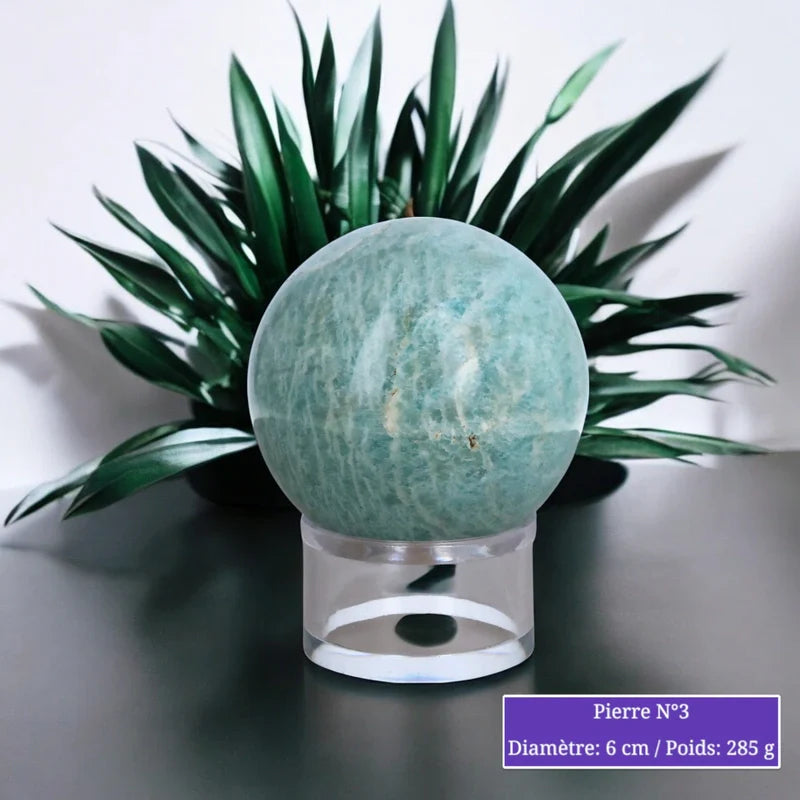 Gros plan sur la boule d'Amazonite, pierre naturelle pour décoration
