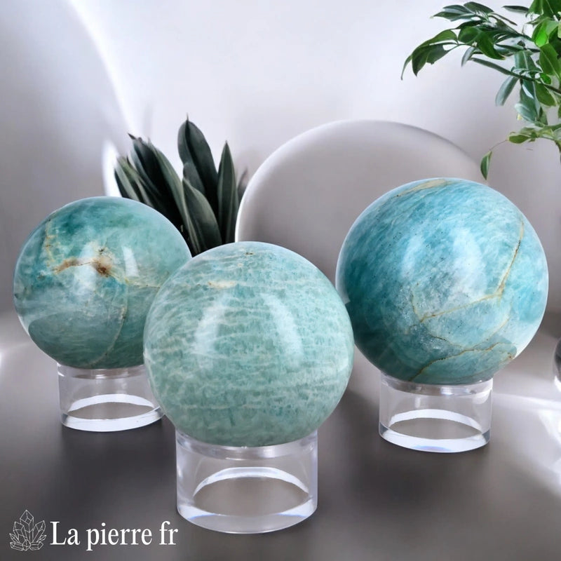 Sphère en Amazonite 100% naturelle, idéale pour apaiser les émotions et instaurer l'équilibre. Pierre de lithothérapie pour activer les chakras Gorge et Cœur. 