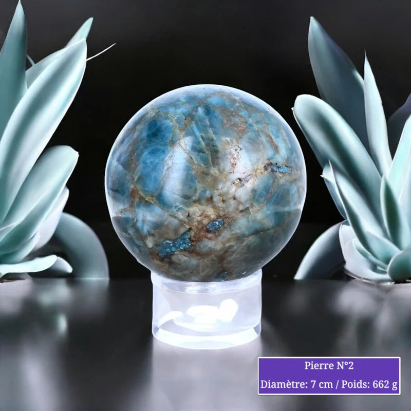 Détail de la sphère d'Apatite Bleue, pierre naturelle bleue polie