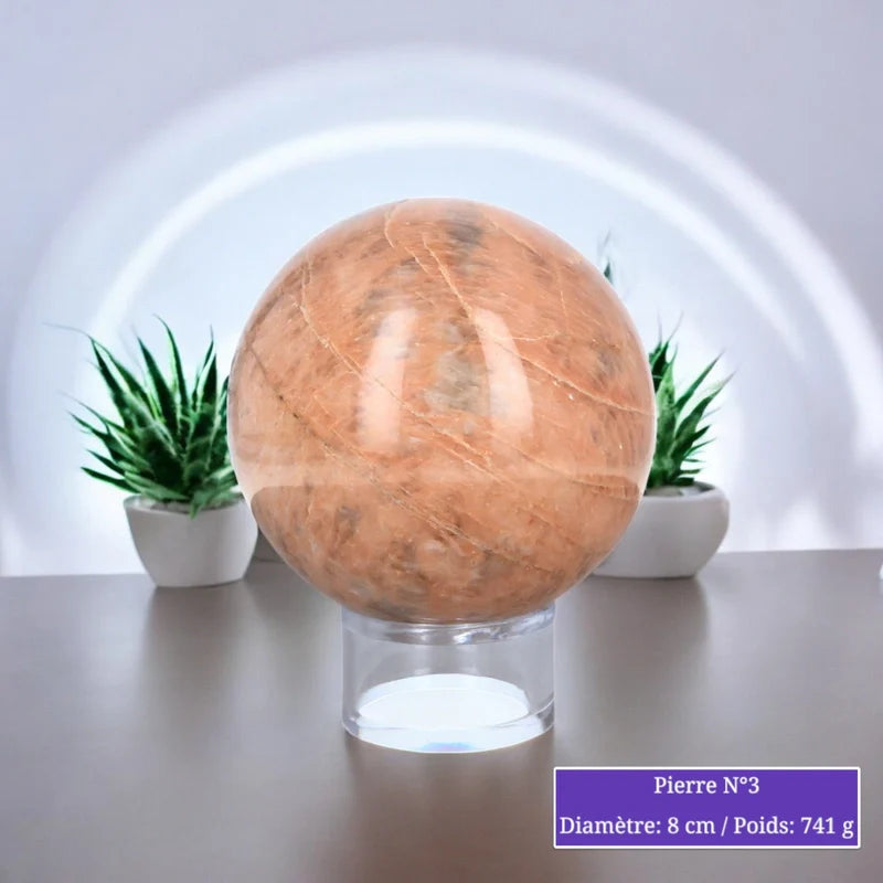 Gros plan sur la boule de Pierre de Lune Orange, pierre naturelle pour décoration