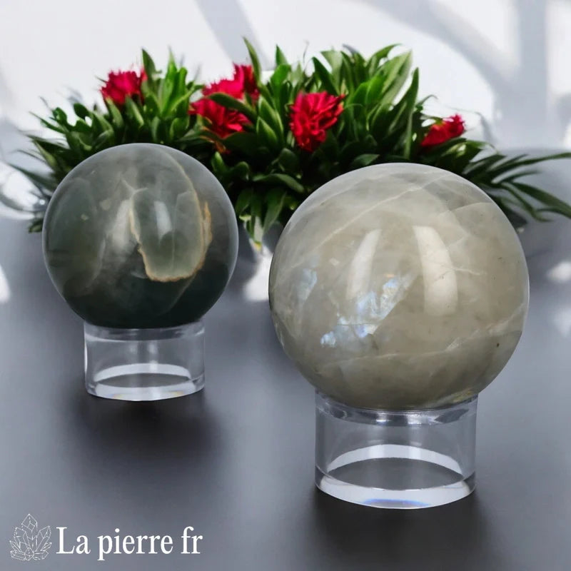 Sphère en Garniérite utilisée dans un espace zen pour favoriser la prospérité et la concentration.