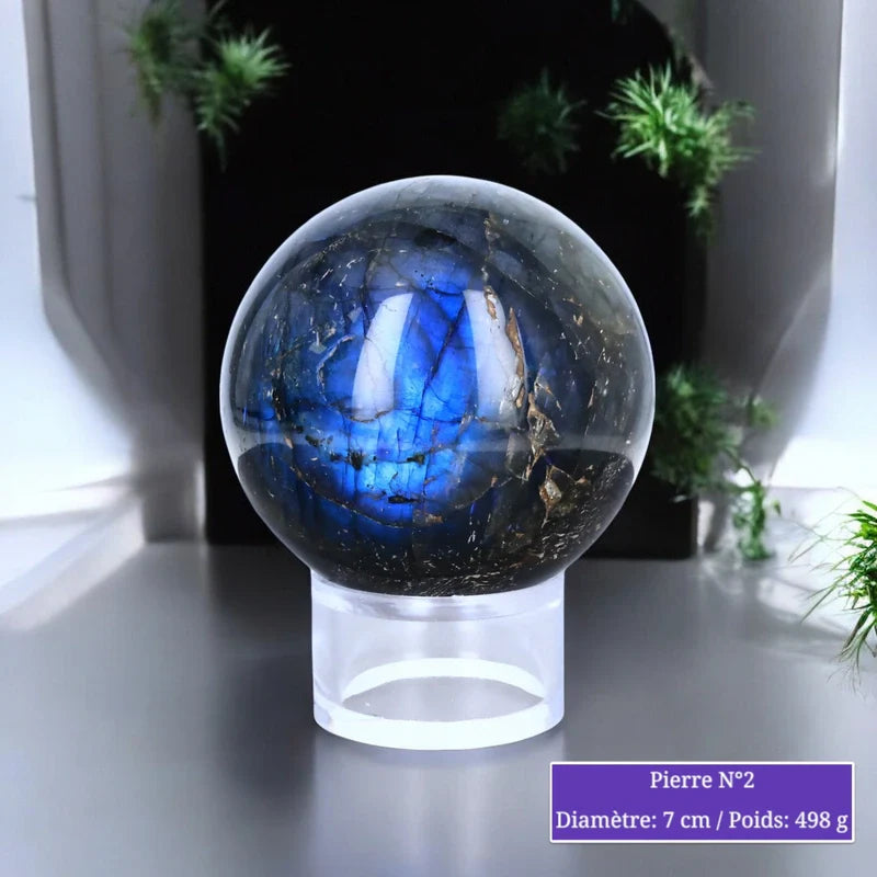 Détail de la sphère de Labradorite, pierre naturelle aux reflets bleutés