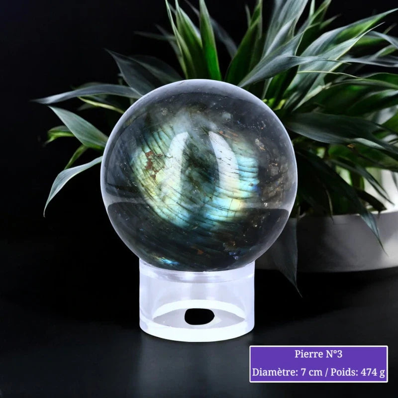 Gros plan sur la boule de Labradorite, pierre naturelle chatoyante