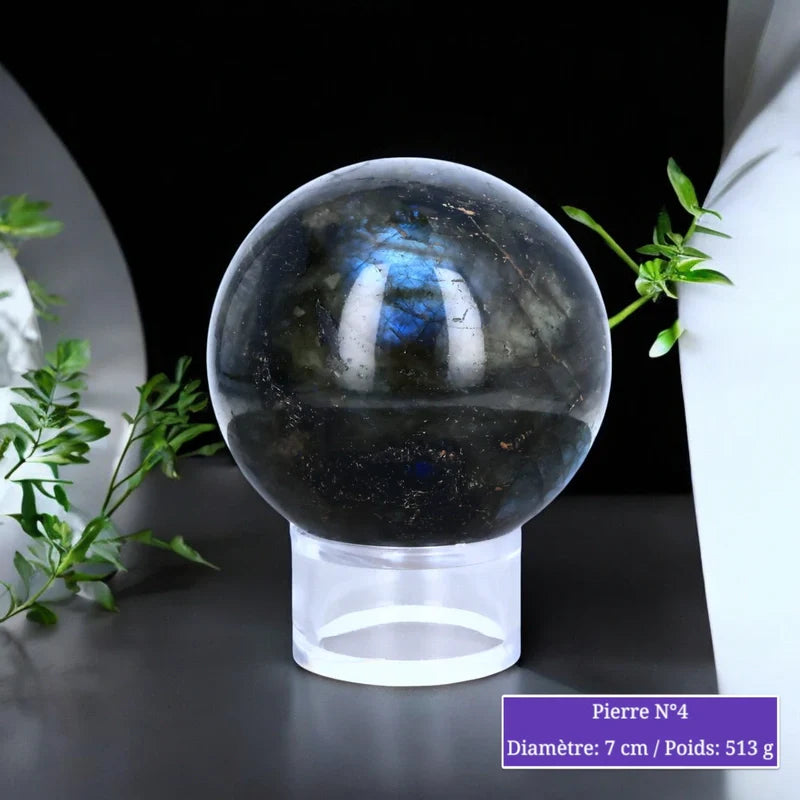 Vue de la sphère de Labradorite, pierre naturelle polie pour le bien-être