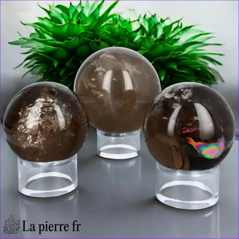 Sphère en Quartz Fumé utilisée dans un espace de méditation pour l’ancrage et la protection énergétique.