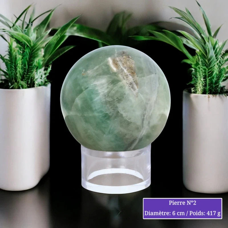 Détail de la sphère de Fluorine Verte, pierre naturelle verte polie