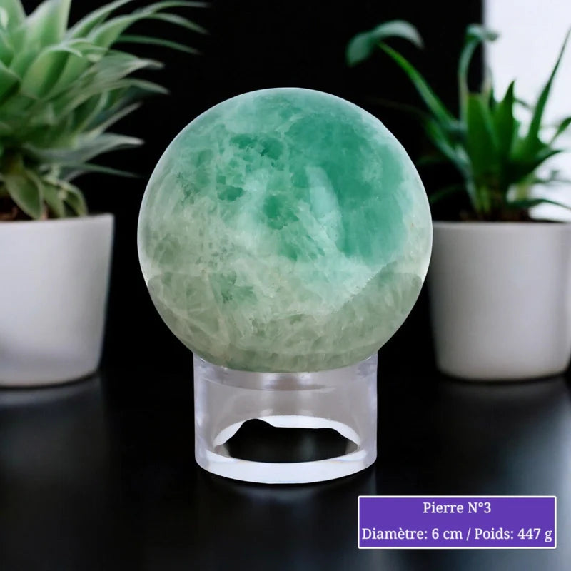 Gros plan sur la boule de Fluorine Verte, pierre naturelle pour décoration