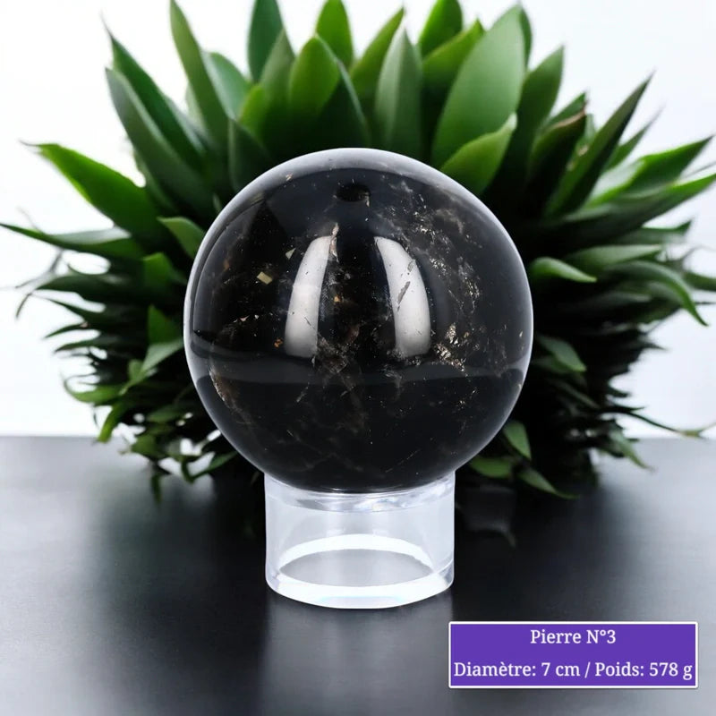 Gros plan sur la boule de Pierre de Lune Noire, pierre naturelle pour décoration