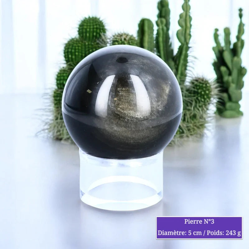 Gros plan sur la boule d'Obsidienne Dorée, pierre naturelle pour décoration
