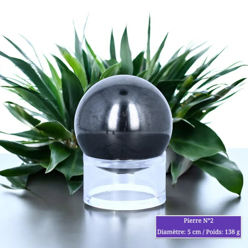 Détail de la sphère de Shungite, pierre naturelle de purification polie