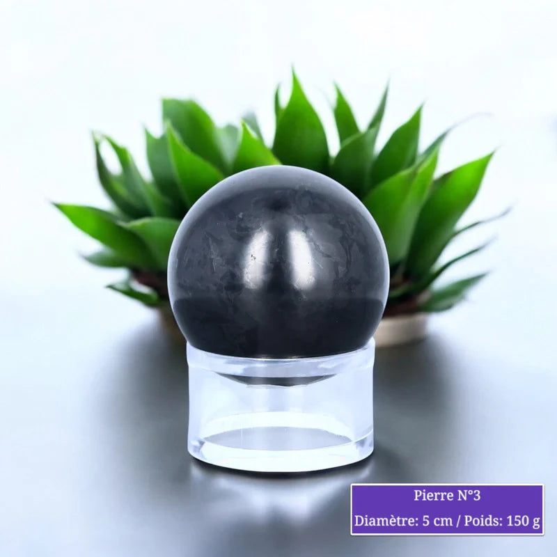 Gros plan sur la boule de Shungite, pierre naturelle noire