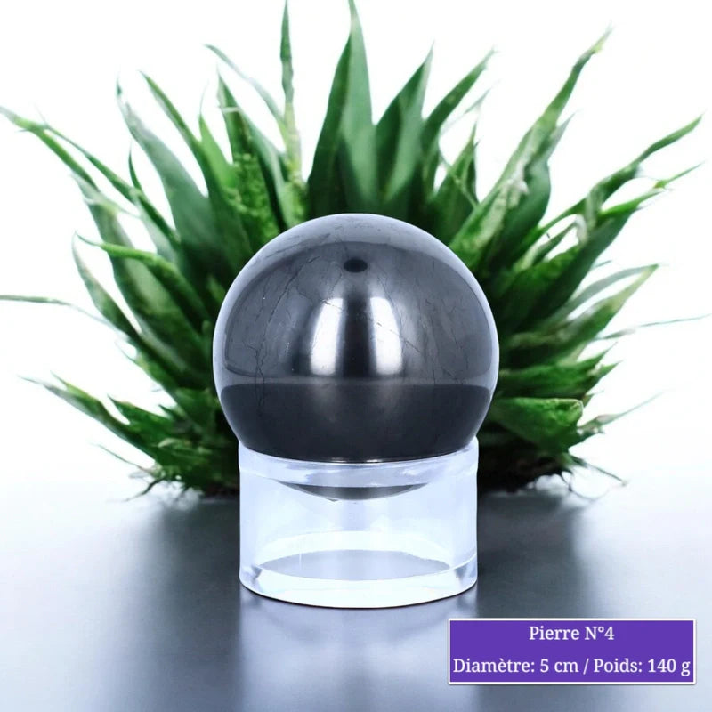 Vue de la sphère de Shungite, pierre naturelle polie pour le bien-être