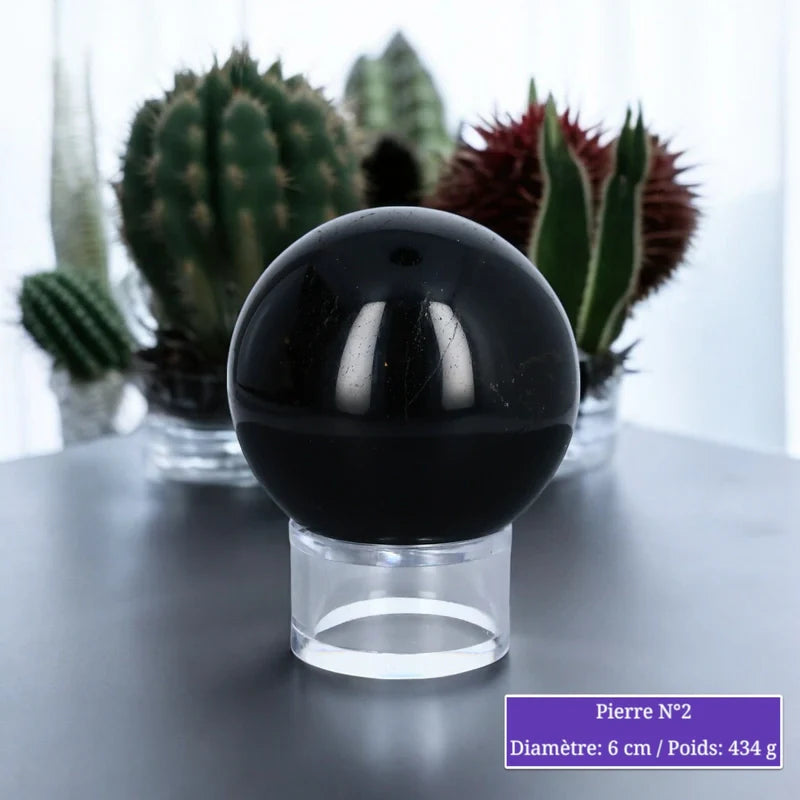 Détail de la sphère de Tourmaline Noire, pierre naturelle de protection polie