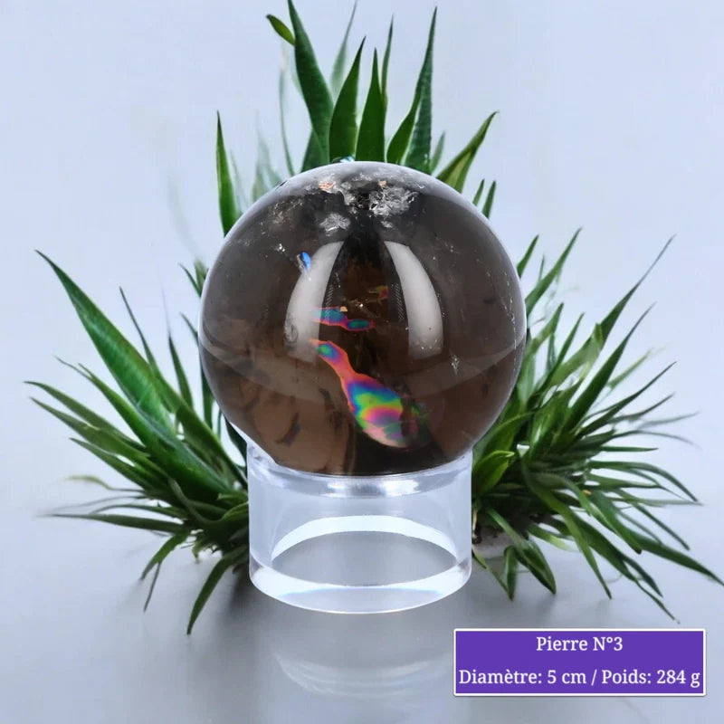 Gros plan sur la boule de Quartz Fumé, pierre naturelle pour décoration