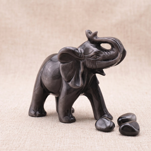 Statue éléphant trompe levée en obsidienne du Mexique avec des pierres roulées