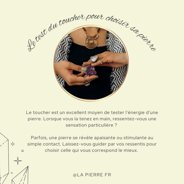 Carte illustrant le test du toucher pour choisir sa pierre.