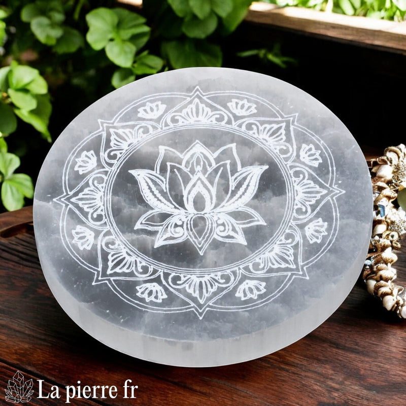 Plaque de rechargement en sélénite naturelle (Ø 10cm) avec Fleur de Lotus Mandala. Nettoie, recharge et harmonise l'énergie de vos pierres et bijoux.